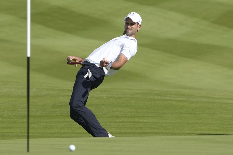 Novak Djokovic tras un putt en el 18vo hoyo en un partido de exhibición previo a la Copa Ryder de golf, el miércoles 27 de septiembre de 2023, en Guidonia Montecelio, Italia. (AP Foto/Andrew Medichini)