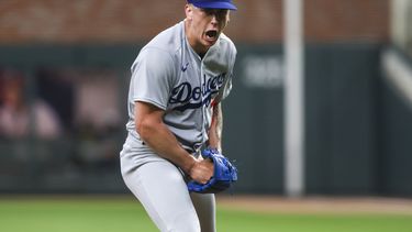 El abridor Bobby Miller, de los Dodgers de Los Ángeles, festeja tras conseguir un ponche ante los Bravos de Atlanta, durante el juego del martes 23 de mayo de 2023 (Jason Getz/Atlanta Journal-Constitution via AP)
