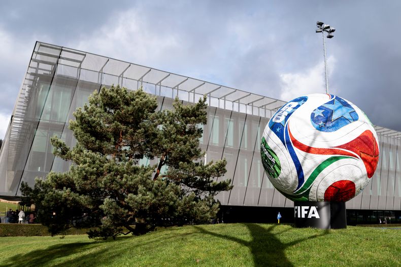 Trionda, una réplica gigante del balón oficial de la Copa Mundial 2026 afuera de las oficinas de la FIFA el jueves 20 de noviembre del 2025. (Claudio Thoma/Keystone via AP)