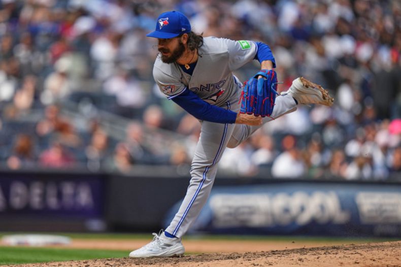 Dylan Cease de los Azulejos de Toronto lanza en la quinta entrada ante los Yankees de Nueva York el sábado 22 de agosto del 2026. (AP Foto/Frank Franklin II)