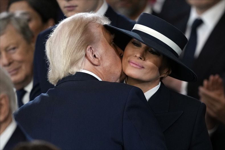 El presidente Donald Trump besa a la primera dama Melania Trump durante la 60ª toma de posesión presidencial en la Rotonda del Capitolio de los Estados Unidos en Washington, el lunes 20 de enero de 2025. (Foto AP/Julia Demaree Nikhinson, Pool)