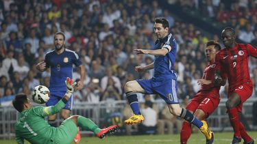 americateve | El jugador de Argentina, Lionel Messi, anota un gol contra Hong Kong el martes, 14 de octubre de 2014, en Hong Kong. (AP Photo/Kin Cheung)