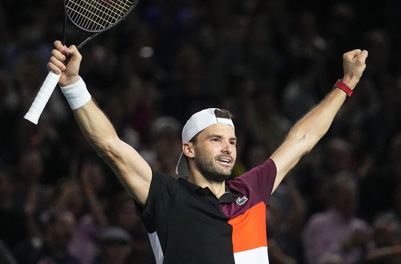 El búlgaro Grigor Dimitrov celebra tras superar al griego Stefanos Tsitsipas en la semifinal del Masters de París el sábado 4 de octubre del 2023. (AP Foto/Michel Euler)