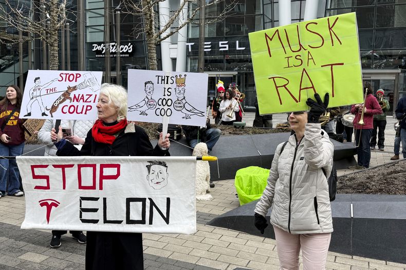 Una protesta frente a una tienda de Tesla en Boston, el 1 de marzo del 2025. (AP foto/Rodrique Ngowi)