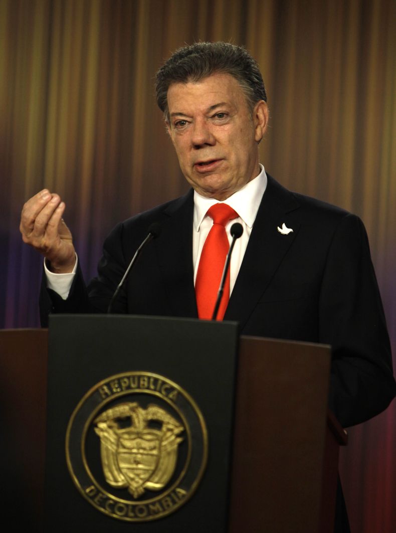 El presidente colombiano Juan Manuel Santos habla en conferencia de prensa en el palacio presidencial de Bogot&aacute;, Colombia, el lunes 16 de junio de 2014. Santos anunci&oacute; que viajar&aacute; a Brasil para ver el juego de la selecci&oacute;n colo