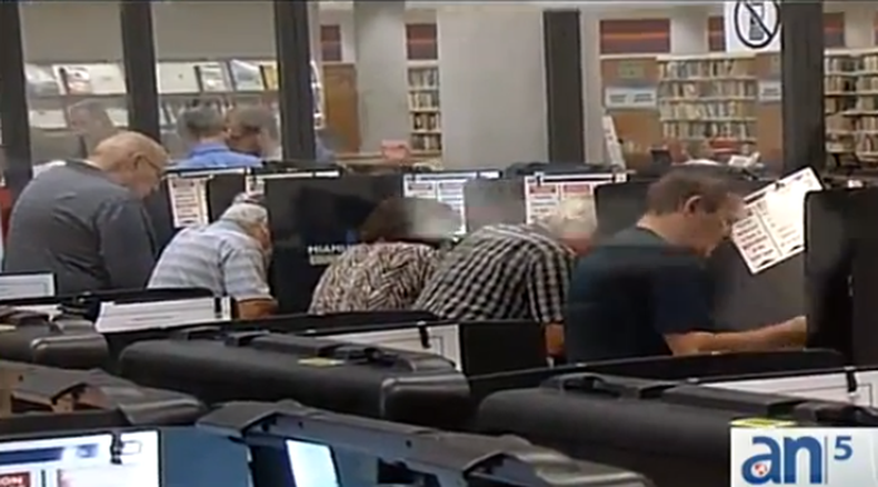 Ya están abiertas las urnas para la votación adelantada de las elecciones del 4 de noviembre. Entre los primeros en votar estuvieron varios de los políticos en campaña.