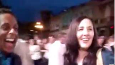 familia castro en el desfile chanel y los cubanos miran desde las barreras