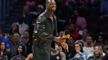 La leyenda del Heat de Miami, Dwyane Wade, camina a un costado de la duela durante un tiempo fuera mientras observa el partido de baloncesto de la NBA entre el Heat de Miami y los Mavericks de Dallas, el lunes 26 de octubre de 2026, en Miami. (AP Foto/Rebecca Blackwell)