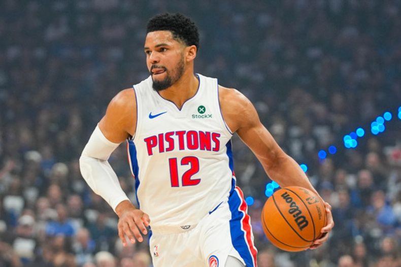 ARCHIVO: El delantero de los Pistons de Detroit, Tobias Harris, avanza con el balón frente al Magic de Orlando durante la primera mitad del sexto juego de una serie de primera ronda de los playoffs de la NBA, el 1 de mayo de 2026, en Orlando, Florida. (Foto AP/John Raoux, Archivo)