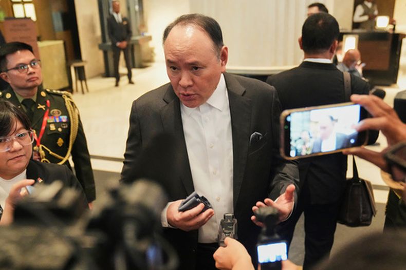 El secretario de Defensa de Filipinas, Gilberto Teodoro, habla con los medios mientras asiste al Diálogo Shangri-La, el foro anual de defensa y seguridad de Asia, en Singapur el 29 de mayo de 2026. (Foto AP/Achmad Ibrahim, Archivo)
