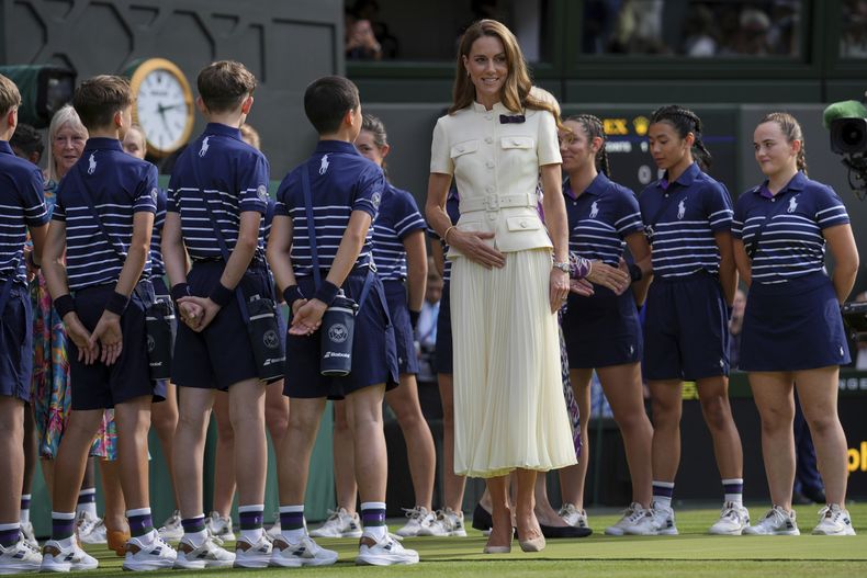 La princesa de Gales, Kate, habla con los recogepelotas durante la ceremonia de presentación de la final individual femenina del Campeonato de Tenis de Wimbledon en Londres, el sábado 12 de julio de 2025. (AP Photo/Kin Cheung)