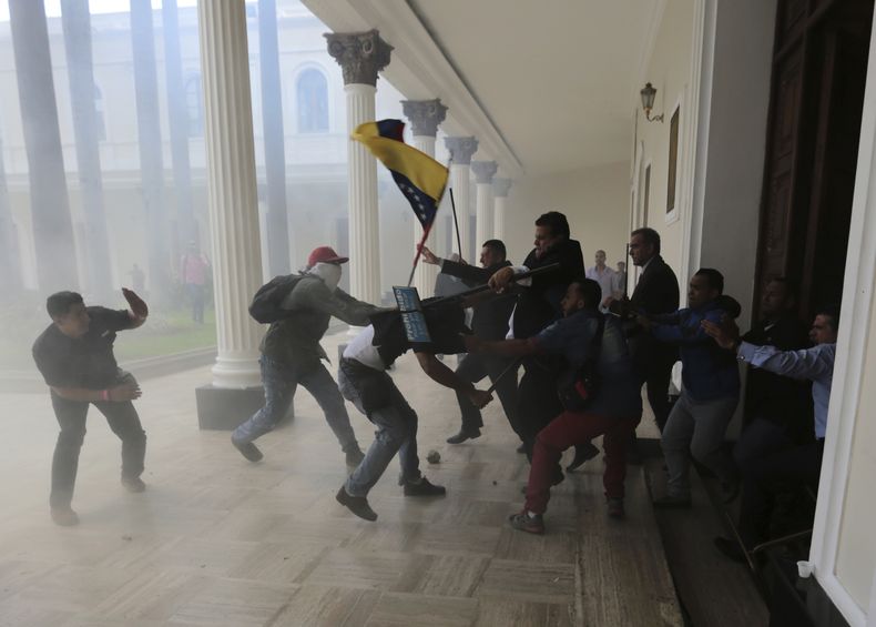 AMS-GEN_AP_EXPLICA-VENEZUELA_CRISIS_POLITICA-2.jpg
