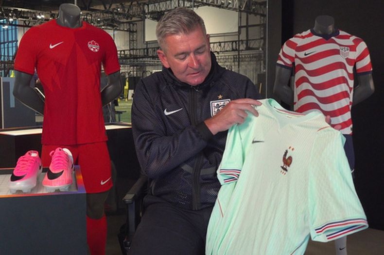 Phil McCartney, encargado de innovación, diseño y productos de Nike, sostiene la camiseta de visitante de la selección de Brasil que la compañía diseñó para el Mundial durante una entrevista en la sede Nike, en Beaverton, Oregon, el 12 de junio de 2026. (AP Foto/Claire Rush)