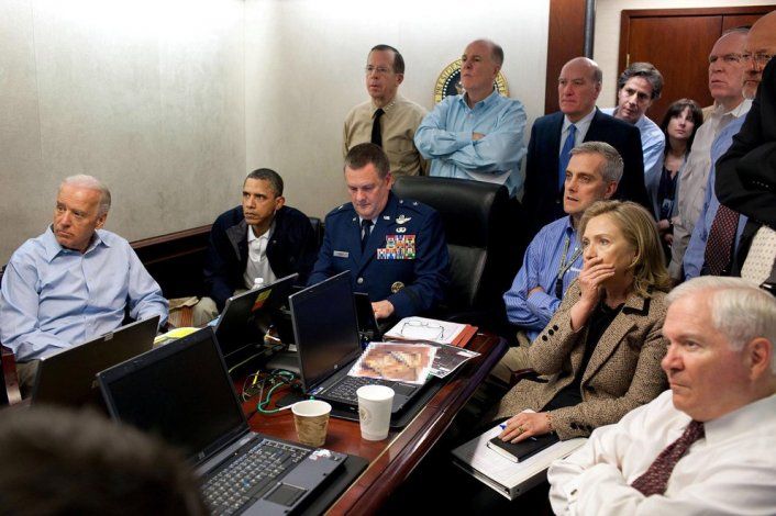 El entonces presidente de los Estados Unidos, Barack Obama y el vicepresidente Joe Biden, junto con miembros del equipo de seguridad nacional, reciben una actualización sobre la misión contra Osama bin Laden en la Sala de Situación de la Casa Blanca, e
