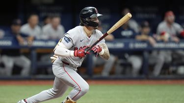 El mexicano Jarren Durán, de los Medias Rojas de Boston, pega un sencillo ante los Rays de Tampa Bay, el miércoles 18 de septiembre de 2024 (AP Foto/Chris OMeara)