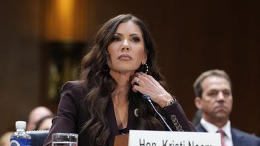 ARCHIVO – La secretaria de Seguridad de Estados Unidos, Kristi Noem, centro, con su esposo Bryon Noem, derecha, sentado detrás de ella, comparece en una audiencia de supervisión ante el Comité Judicial del Senado, en el Capitolio, en Washington, el 3 de marzo de 2026. (AP Foto/J. Scott Applewhite, Archivo)