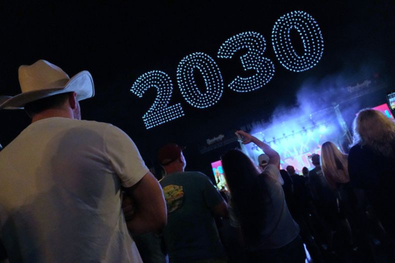 Un grupo de personas observa un espectáculo de drones en Nashville, el miércoles 20 de mayo de 2026, con motivo de la elección de la ciudad como sede del Super Bowl de 2030 (AP Foto/George Walker IV)