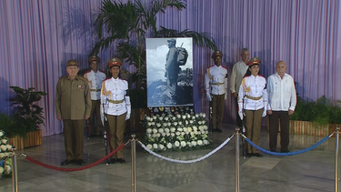 raul castro por fin aparece en velorio de su hermano