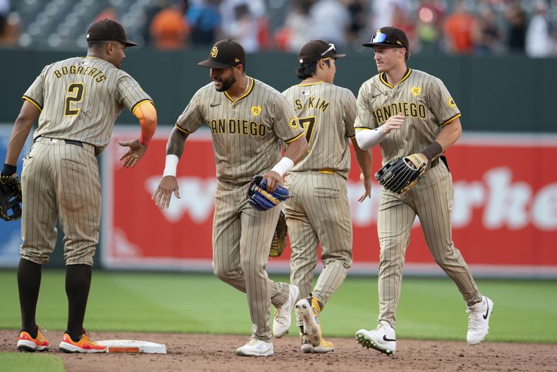 Los Padres de San Diego festejan tras derrotar a los Orioles de Baltimore el sábado 27 de julio de 2024 (AP Foto/Jose Luis Magaña)