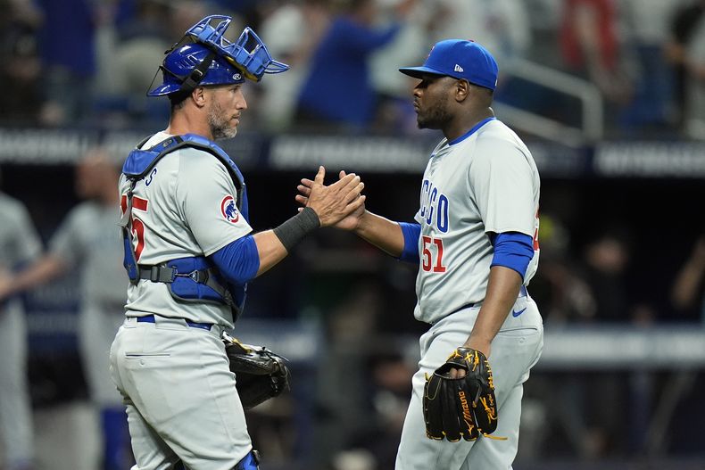 El relevista de los Cachorros de Chicago, Héctor Neris, a la derecha, celebra con el receptor Yan Gomes después de vencer a los Rays de Tampa Bay durante la novena entrada el miércoles 12 de junio de 2024, en St. Petersburg, Florida (AP Foto/Chris OMeara)