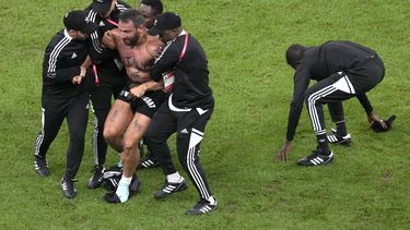 Aficionado invade cancha durante duelo Argentina-Holanda