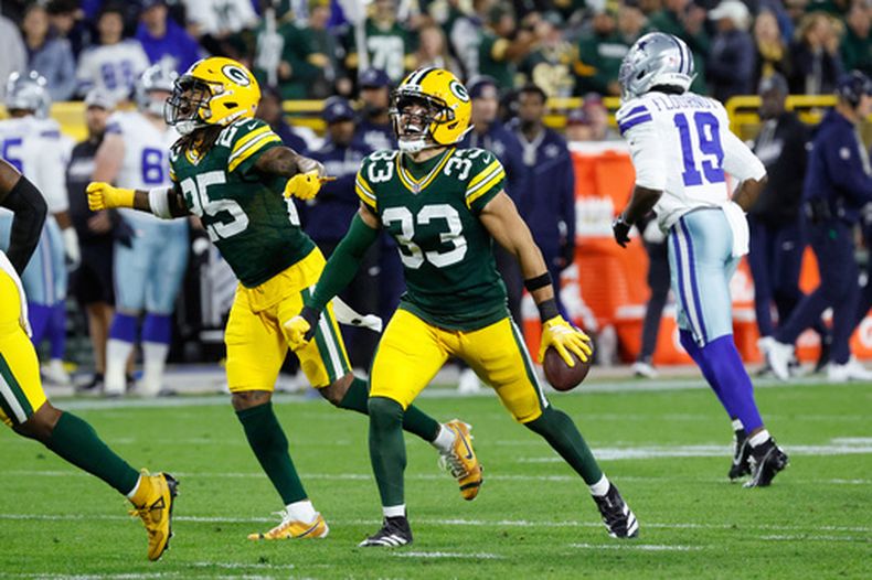 Evan Williams, de los Packers de Green Bay, reacciona después de interceptar un pase a Dak Prescott durante la primera mitad del partido de la NFL ante los Cowboys de Dallas, el domingo 18 de octubre de 2026, en Green Bay, Wisconsin. (AP Foto/Mike Roemer)