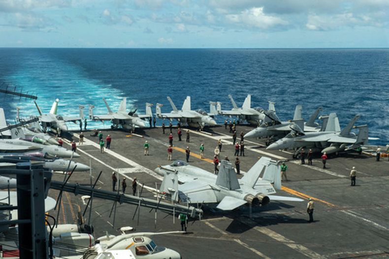ARCHIVO - En esta imagen publicada por la Marina de EEUU, aviones militares se ven la cubierta del portaaviones de clase Nimitz USS Theodore Roosevelt, el 4 de julio de 2024, en el mar de China Meridional. (Marinero Ryan Holloway/Marina de EEUU, via AP, Archivo)