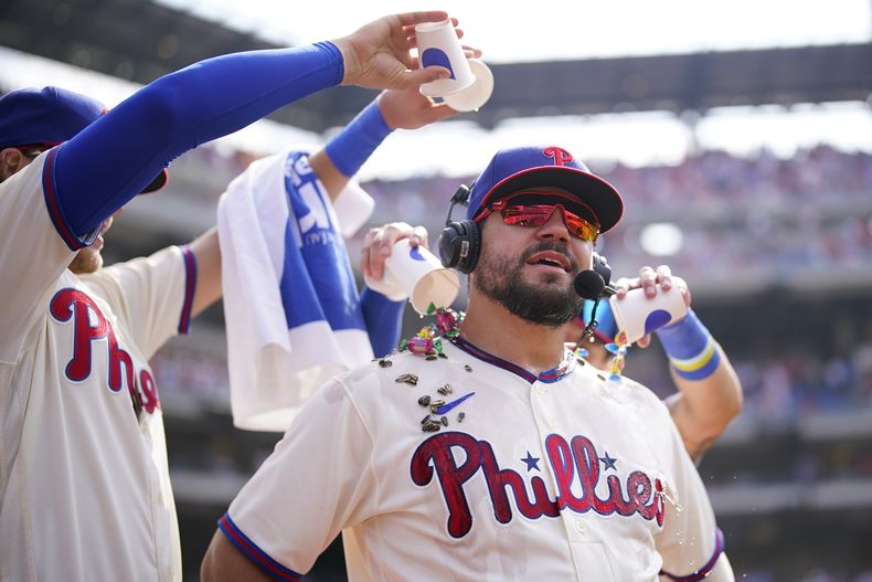 Kyle Schwarber (derecha) de los Filis de Filadelfia tras la victoria ante los Reales de Kansas City, el domingo 6 de agosto de 2023, en Filadelfia. (AP Foto/Matt Slocum)
