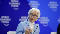 La presidenta del Banco Central Europeo, Christine Lagarde, habla en el Foro Económico Mundial en Davos, Suiza, 19 de enero de 2024. (AP Foto/Markus Schreiber)