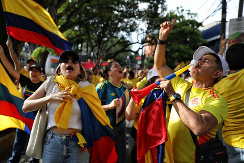 Partidarios del candidato presidencial Abelardo de la Espriella, del movimiento opositor Defensores de la Patria, ante los resultados preliminares tras el cierre de las urnas en la segunda vuelta de las elecciones celebradas en Cali, Colombia, el domingo 21 de junio de 2026. (Foto AP/Santiago Saldarriaga)