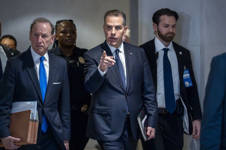 Hunter Biden, hijo del presidente Joe Biden, con su abogado Abbe Lowell (i), en el Congreso en Washington el 28 de febrero de 2024. (Foto AP/J. Scott Applewhite)