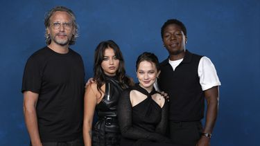 Fede Álvarez, de izquierda a derecha, Isabela Merced, Cailee Spaeny y David Jonsson posan para promocionar Alien: Romulus durante la Comic-Con International el sábado 27 de julio de 2024 en San Diego. (Foto AP/Chris Pizzello)