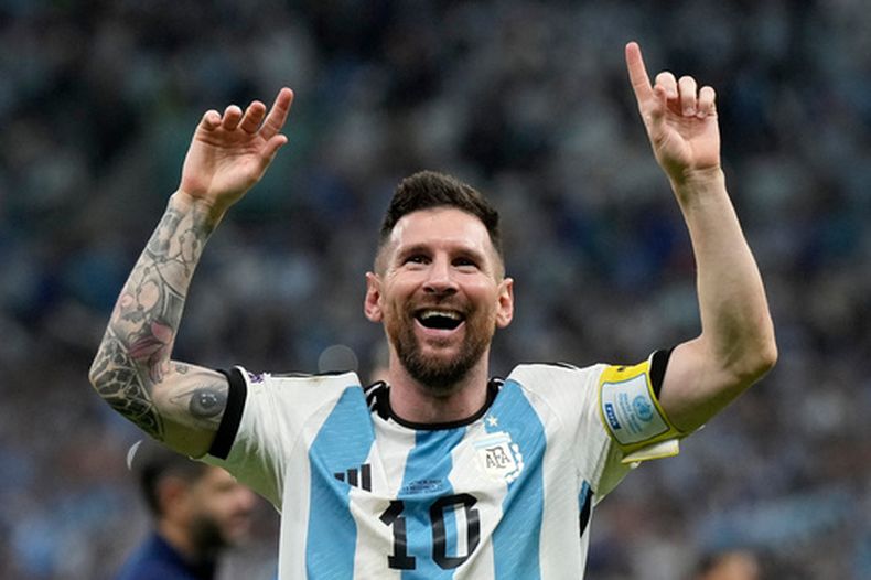 ARCHIVO - Lionel Mesi celebra la victoria de Argentina ante Países Bajos en los cuartos de final del Mundial, el 10 de diciembre de 2022, en Lusail, Qatar. (AP Foto/Ricardo Mazalán)