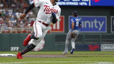 Byron Buxton de los Mellizos de Minnesota anota desde segunda base una carrera ante los Reales de Kansas City, el martes 4 de julio de 2023, en Minneapolis. (AP Foto/Bruce Kluckhohn)