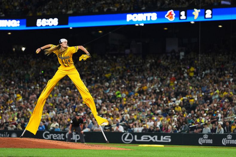 ARCHIVO - Dakota Stilts Albritton, de los Savannah Bananas, realiza un pitcheo en un jueto ante los Firefighters el 19 de septiembre de 2025 en Seattle (AP Foto/Lindsey Wasson, archivo)