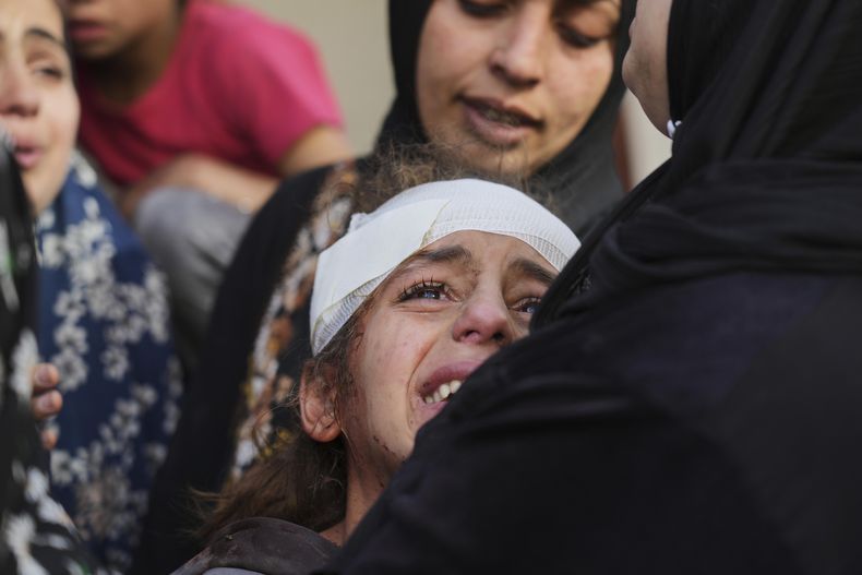 Yamama Jundia, de 13 años, herida por un ataque israelí, llora junto a otras personas cerca de los cuerpos de sus familiares, que murieron en el mismo ataque, en el Hospital Bautista en Cuidad de Gaza, el jueves 3 de abril de 2025. (AP Foto/Jehad Alshrafi)