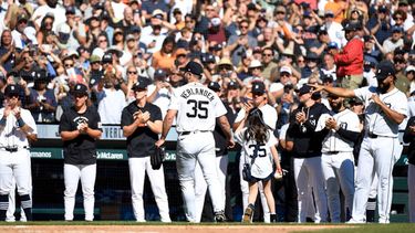El lanzador abridor de los Tigres de Detroit, Justin Verlander (35), y su hija, Genevieve Verlander, abandonan el terreno de juego después de que Verlander fuera sustituido durante la sexta entrada de un partido de béisbol contra los Piratas de Pittsburgh, el 26 de septiembre de 2026, en Detroit. (Foto AP/Jose Juarez)