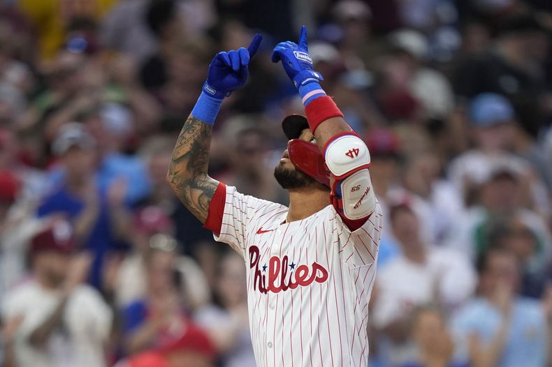 El panameño Edmundo Sosa festeja luego de batear un jonrón de tres carreras ante los Rangers de Texas, el miércoles 22 de mayo de 2024 (AP Foto/Matt Slocum)