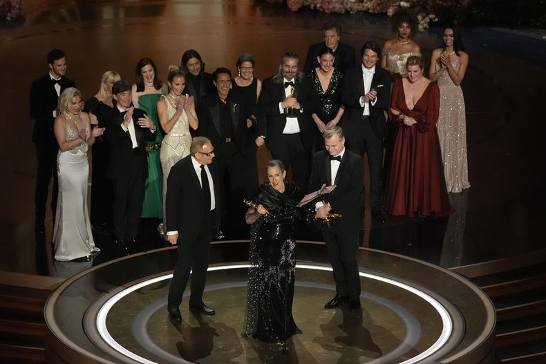 El elenco y el equipo de Oppenheimer reciben el premio a mejor película en los Oscar el domingo 10 de marzo de 2024, en el Teatro Dolby en Los Ángeles. (Foto AP/Chris Pizzello)