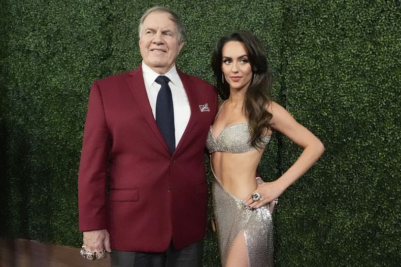 ARCHIVO - Bill Belichick, ex entrenador en jefe de los Patriots de Nueva Inglaterra, y su novia Jordon Hudson, posan en la alfombra roja de la ceremonia de premiación de NFL Honors previo al Super Bowl 59, el jueves 6 de febrero de 2025, en Nueva Orleans. (AP Photo/Brynn Anderson, Archivo)