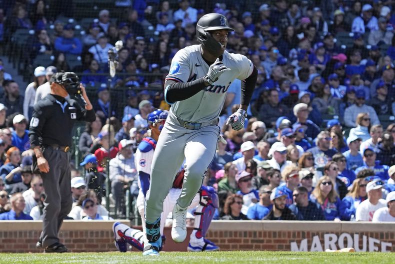 El dominicano de los Marlins de Miami, Jesús Sánchez (centro) corre luego de impactar un sencillo remolcador de una carrera durante el 4to episodio del juego de béisbol ante los Cachorros de Chicago, el domingo 21 de abril de 2024. (AP Foto/Nam Y. Huh)