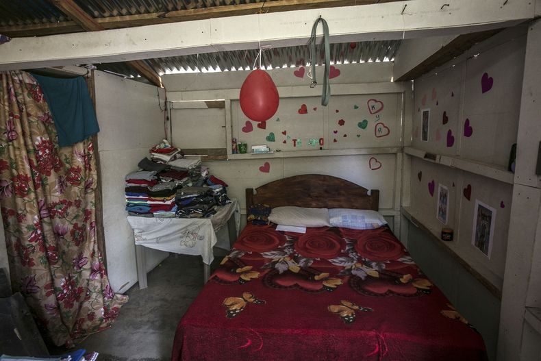 La habitación de una mujer joven, que dijo haber tenido un aborto ahí sola el año anterior tomando pastillas, en una vivienda de una zona montañosa no identificada del oeste de Honduras, en esta fotografía del domingo 19 de marzo de 2023. (AP Foto/Ginnette Riquelme)