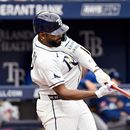 Junior Caminero, de los Rays de Tampa Bay, conecta un jonrón durante la quinta entrada de un partido de béisbol contra los Reales de Kansas City, el jueves 25 de junio de 2026, en St. Petersburg, Florida. (Foto AP/Jason Behnken)