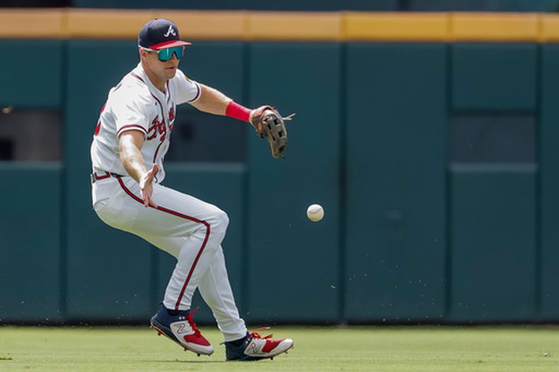 El jardinero izquierdo de los Bravos de Atlanta, Brewer Hicklen, fildea un sencillo bateado por Ryan Vilade, de los Rays de Tampa Bay, durante la primera entrada de un partido de béisbol, el jueves 10 de septiembre de 2026, en Atlanta. (Foto AP/Erik S. Lesser)