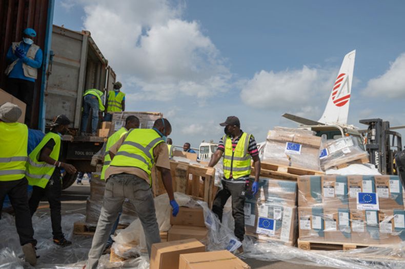 Trabajadores descargan suministros médicos y de emergencia donados por la Unión Europea para apoyar a los trabajadores de primera línea que combaten un brote de ébola, a su llegada al aeropuerto internacional de Bunia, República Democrática del Congo, el jueves 28 de mayo de 2026. (AP Foto/Moses Sawasawa)