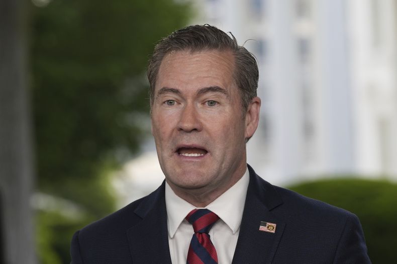 ARCHIVO - El asesor de Seguridad Nacional Mike Waltz habla en una entrevista difundida en televisión el 1 de mayo de 2025, en la Casa Blanca, en Washington. (AP Foto/Alex Brandon, archivo)