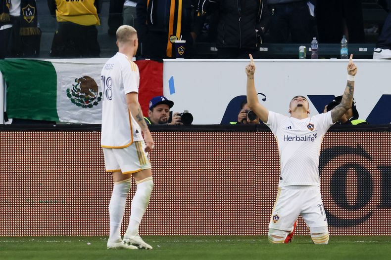 Gabriel Pec, derecha, del LA Galaxy, celebra ante la mirada de su compañero de equipo Marco Reus, izquierda, después de anotar durante el segundo tiempo de la semifinal de conferencia de la MLS en contra del Minnesota United, el domingo 24 de noviembre de 2024, en Los Ángeles. (AP Foto/Etienne Laurent)
