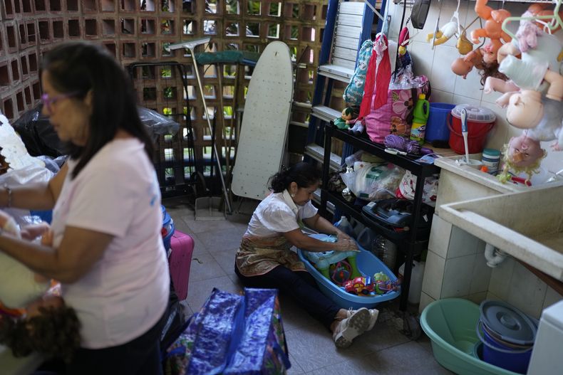 Una voluntaria lava juguetes usados en la organización sin fines de lucro Hospital de los Peluches, en Caracas, Venezuela, el jueves 5 de diciembre de 2024. (AP Foto/Ariana Cubillos)