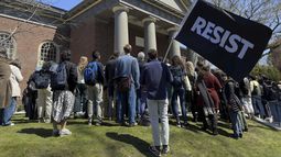 Estudiantes, docentes y miembros de la comunidad de la Universidad de Harvard durante una protesta, el jueves 17 de abril de 2025, en Cambridge, Massachusetts. (AP Foto)