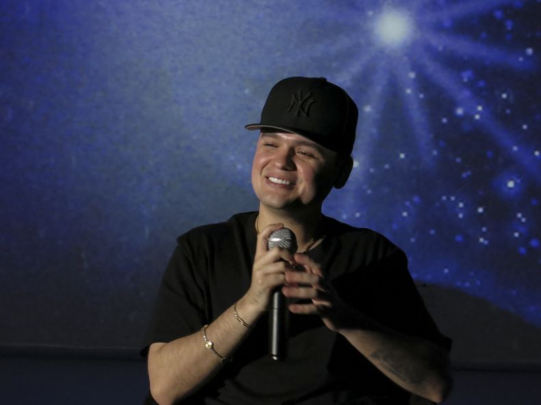 El cantautor mexicano Jasiel Núñez da una conferencia de prensa para promocionar su álbum La Odisea, el jueves 7 de noviembre de 2024 en la Ciudad de México. (Foto AP/Berenice Bautista)